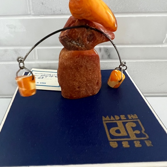 Vintage Butterscotch Baltic Amber Figurine Stone Big from EXPO'67 Montreal 27 g - Picture 8 of 17